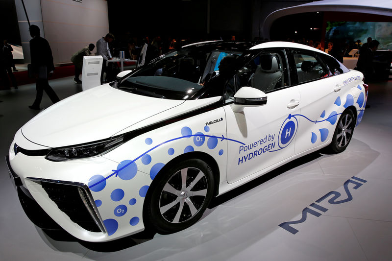 © Reuters. FILE PHOTO -  The Toyota Mirai, an hydrogen fuel cell vehicle, is displayed on media day at the Paris auto show, in Paris