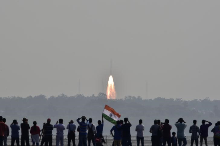 © Reuters. الهند تطلق 104 أقمار صناعية دفعة واحدة