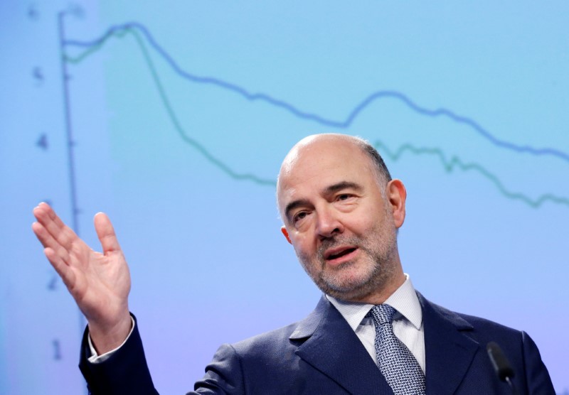 © Reuters. EU Economic and Financial Affairs Commissioner Moscovici presents the EU executive's economic forecasts in Brussels