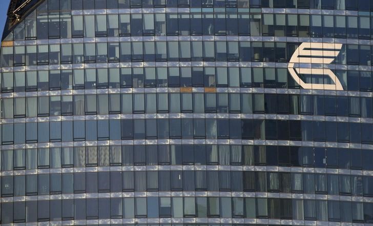 © Reuters. Логотип ВТБ на здании в Москве