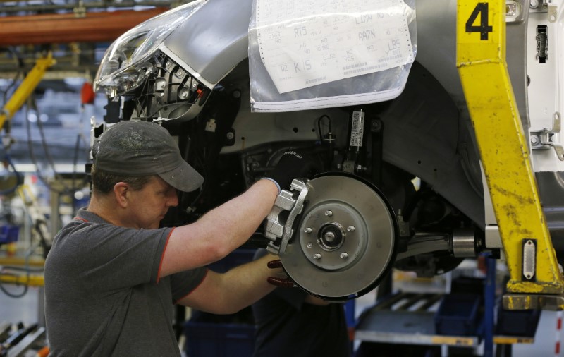 © Reuters. An employee works on the Astra production line at the Vauxhall Motors plant, in Ellesmere Port