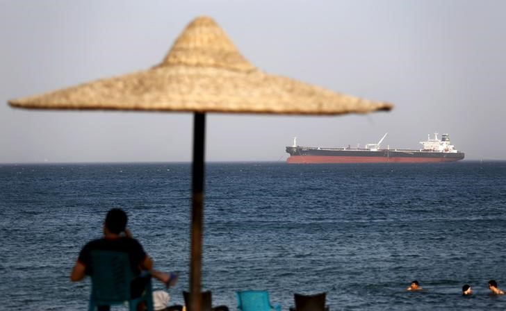 © Reuters. Танкер у порта Айн-Сухна в Египте