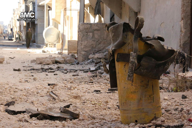 © Reuters. Handout photo provided to Reuters on February 13, 2017, by Human Rights Watch claiming to show remnant of a yellow gas cylinder found in Masaken Hanano, Aleppo, after a chlorine attack