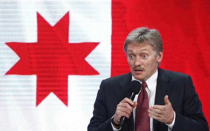 © Reuters. Kremlin spokesman Peskov speaks during the annual end-of-year news conference of Russian President Putin in Moscow