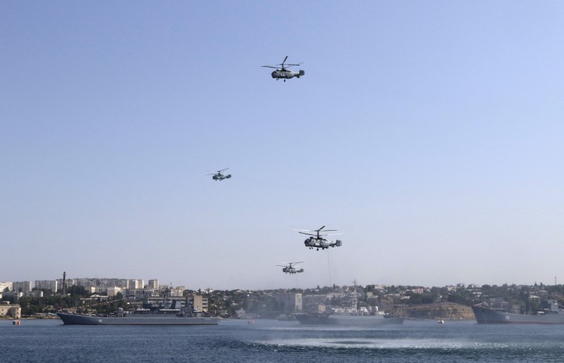 © Reuters. Helicópteros militares russos vistos em Sevastopol, Crimeia