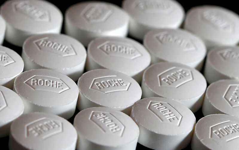 © Reuters. FILE PHOTO:  llustration of Roche tablets