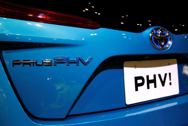 © Reuters. Toyota Motor Corp. displays the company's Prius PHV Plug-in-Hybrid vehicle during an event to mark the launch of the car in Japan, in Tokyo