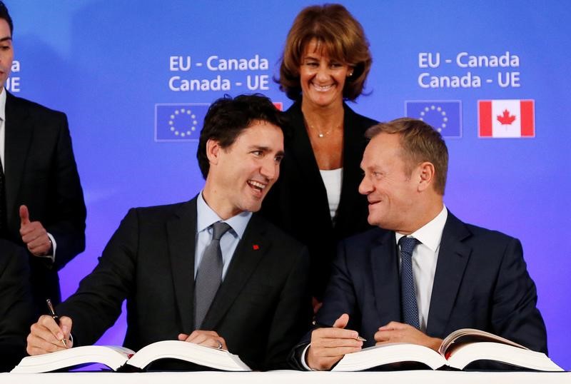 © Reuters. El pacto de libre comercio UE-Canadá supera su primer obstáculo