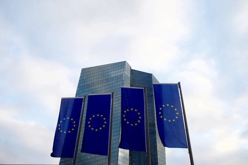 © Reuters. استطلاع -الحماية التجارية ومخاطر السياسة يهددان انتعاش منطقة اليورو
