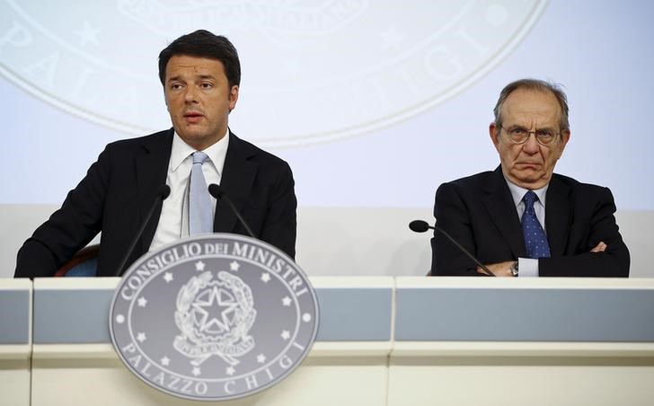 © Reuters. Il ministro del Tesoro, Pier Carlo Padoan (d) con Matteo Renzi quando era premier.