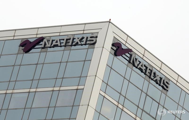 © Reuters. The logo of French bank Natixis is seen outside of one of their offices in Paris