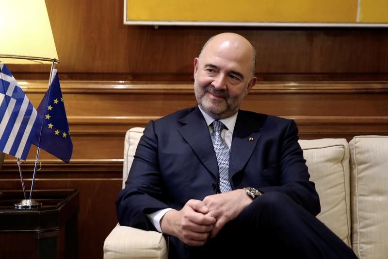 © Reuters. European Economic and Financial Affairs Commissioner Moscovici meets with Greek PM Tsipras at the Maximos Mansion in Athens