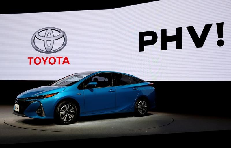© Reuters. Toyota prevé una adopción más rápida de los híbridos enchufables