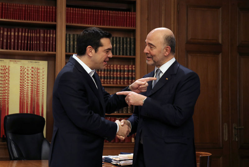 © Reuters. Greek PM Tsipras welcomes European Economic and Financial Affairs Commissioner Moscovici at the Maximos Mansion in Athens