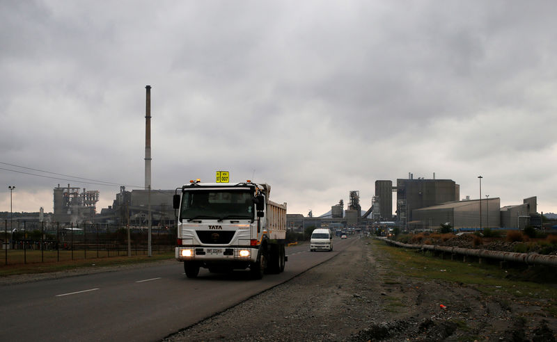 © Reuters. FILE PHOTO: Trucks leave an Anglo American Platinum (AMPLATS) processing plant near Rustenburg