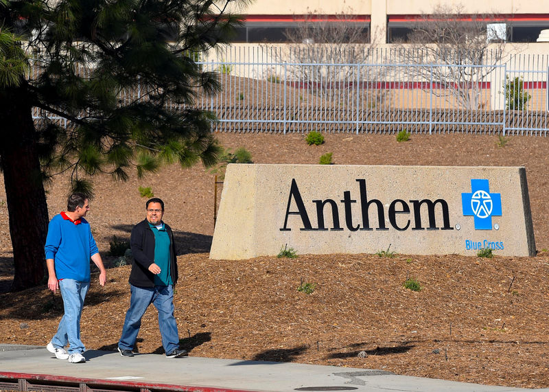 © Reuters. People walk past the office building of health insurer Anthem in Los Angeles, California