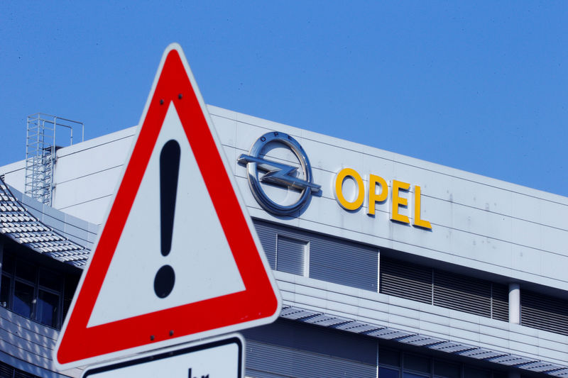 © Reuters. The logo of German car manufacturer Opel is pictured at the company headquarters in Ruesselsheim