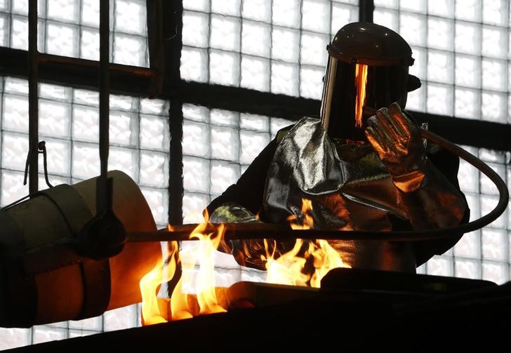 © Reuters. Рабочий льет золото в слитки на Приокском заводе цветных металлов в г. Касимов Рязанской области