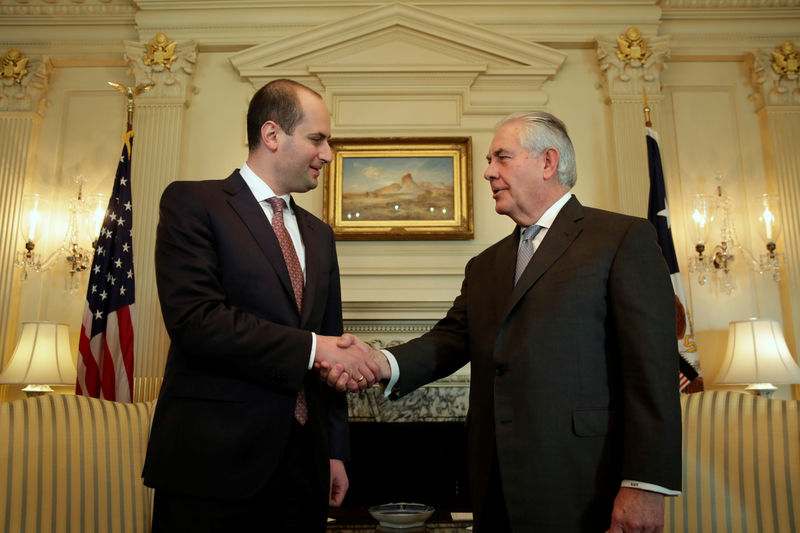 © Reuters. U.S. Secretary of State Tillerson shakes hands with Georgian Foreign Minister Janelidze before their meeting at the State Department in Washington