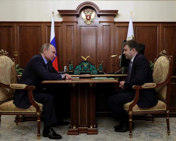 © Reuters. Владимир Путин и Максим Орешкин