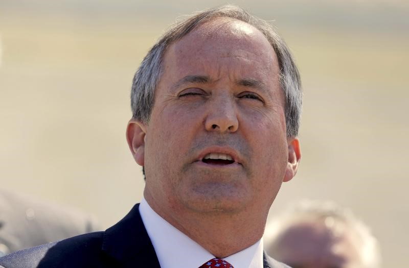 © Reuters. File Photo: Texas Attorney General Ken Paxton speaks outside the U.S. Supreme Court in Washington