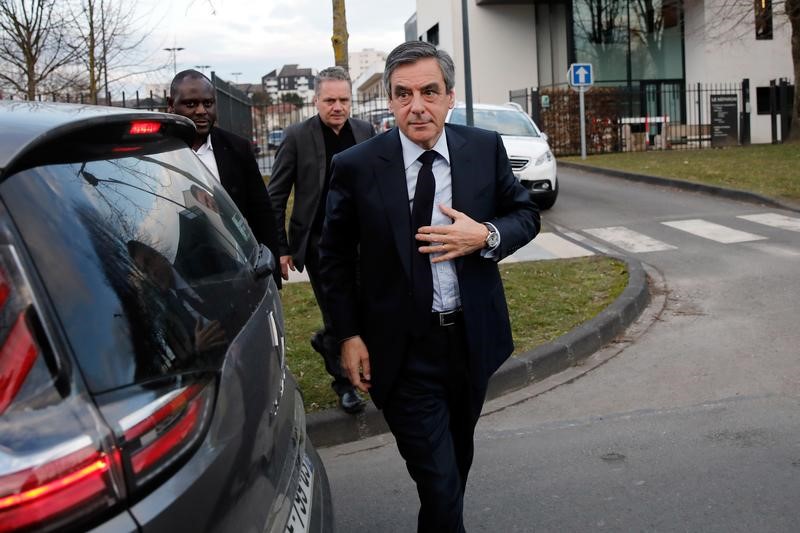 © Reuters. FRANÇOIS FILLON CHERCHE DU SOUTIEN AUPRÈS DE NICOLAS SARKOZY