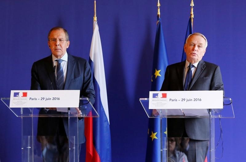 © Reuters. Главы МИД России и Франции Сергей Лавров и Жан-Марк Эйро на пресс-конференции