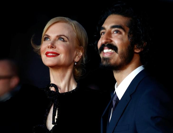 © Reuters. Nicole Kidman posa ao lado de Dev Patel ao chegarem para a exibição de gala do filme "Lion",  durante o 60º Festival de Cinema de Londres do Instituto Britânico de Filmes (BFI) na Leicester Square em Londres