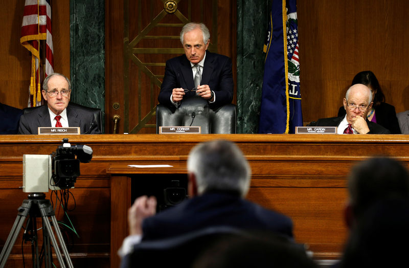 © Reuters. Senador Bob Corker (C) durante audiência no Senado para confirmar Tillerson como secreário de Estado