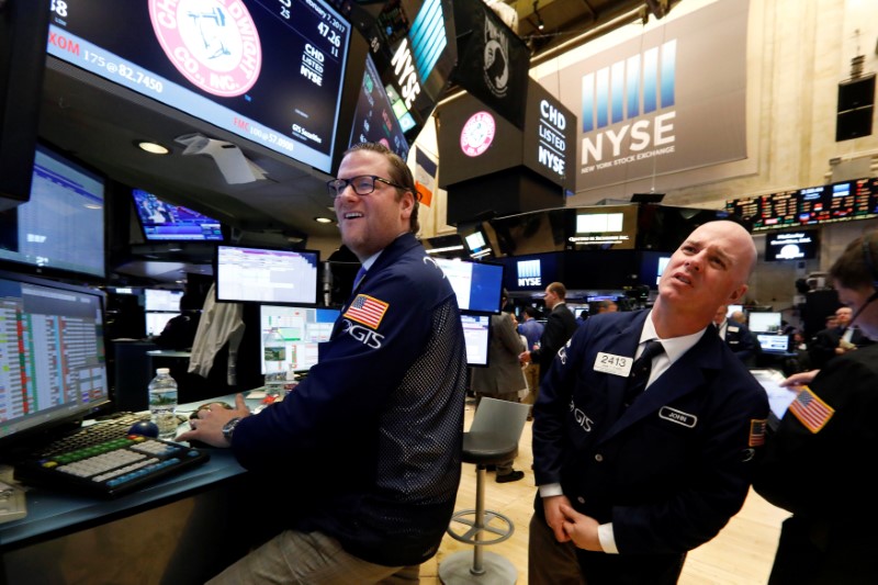 © Reuters. Traders work on the floor of the NYSE