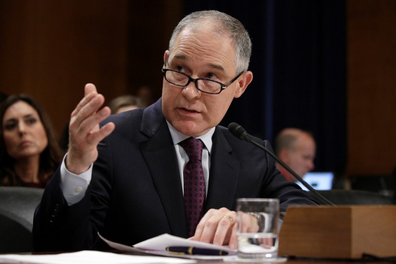 © Reuters. Oklahoma Attorney General Scott Pruitt testifies on his nomination to be administrator of the Environmental Protection Agency in Washington.