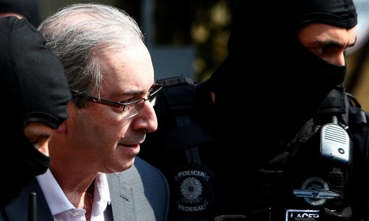 © Reuters. Cunha é escoltado em Curitiba