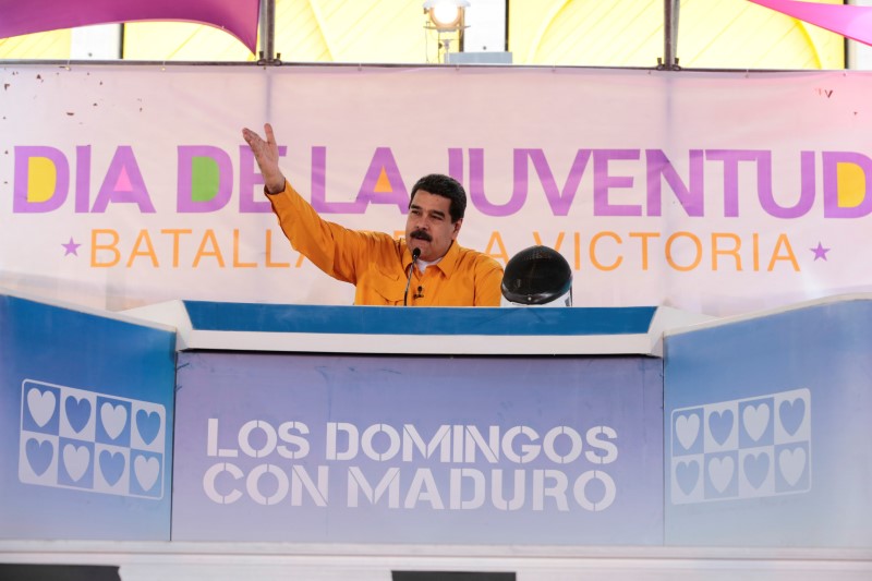 © Reuters. Venezuela's President Nicolas Maduro speaks during his weekly broadcast "Los Domingos con Maduro" (The Sundays with Maduro) in Caracas