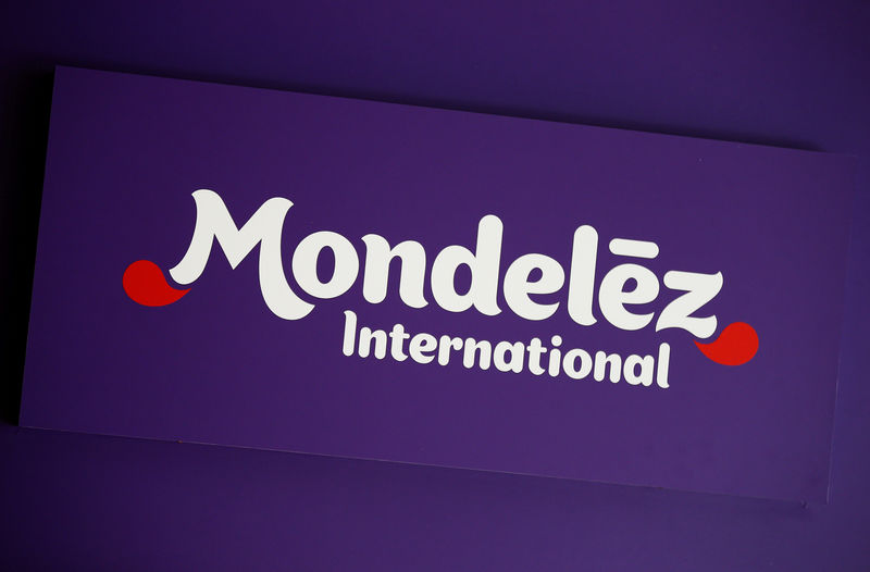 © Reuters. FILE PHOTO -  Logo of Mondelez International is pictured at the company's building in Zurich