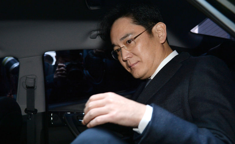 © Reuters. Samsung Group chief, Jay Y. Lee, leaves for the Seoul Central District Court at the office of the independent counsel in Seoul