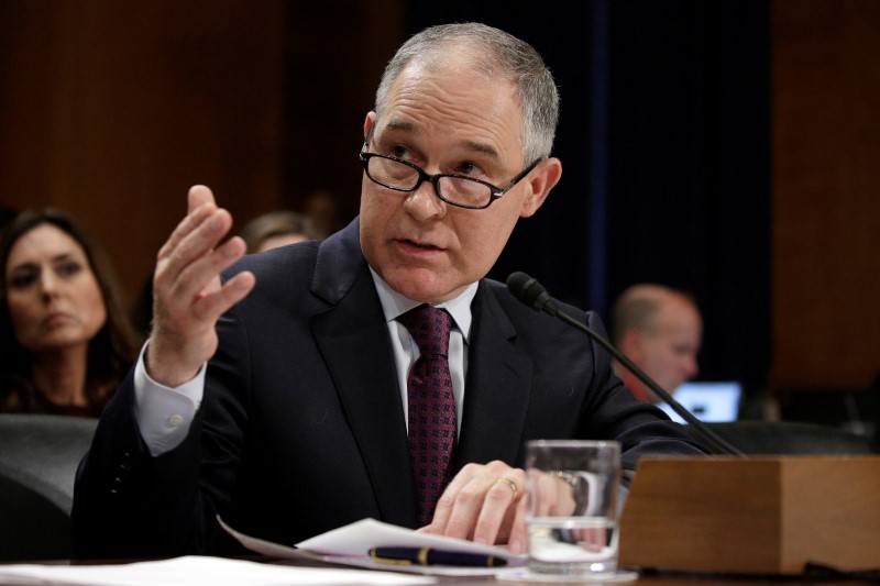 © Reuters. FILE PHOTO --  Oklahoma Attorney General Scott Pruitt testifies on his nomination to be administrator of the Environmental Protection Agency in Washington.