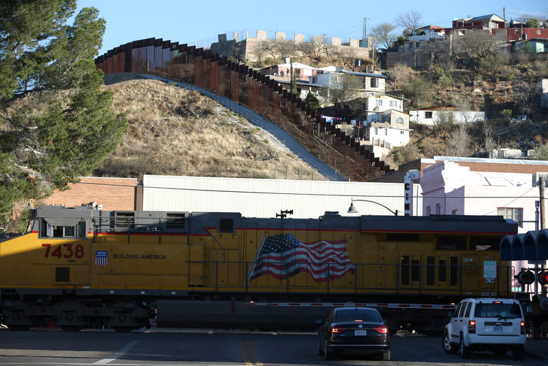 © Reuters. A freight train crosses into the U.S. across the border with Mexico in Nogales