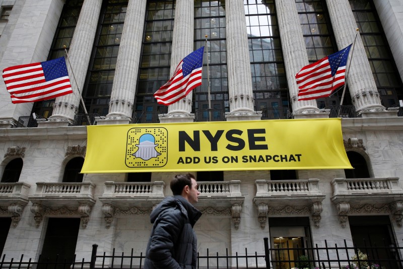© Reuters. A Snapchat sign hangs on the facade of the NYSE in New York City