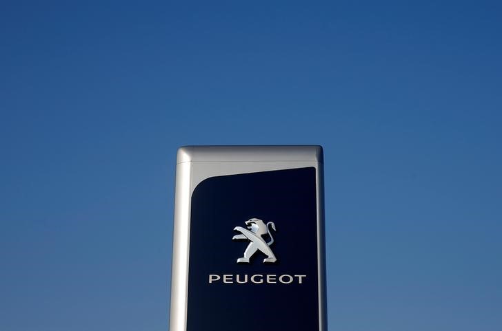 © Reuters. The logo of Peugeot is seen at a dealership of the brand in Strasbourg