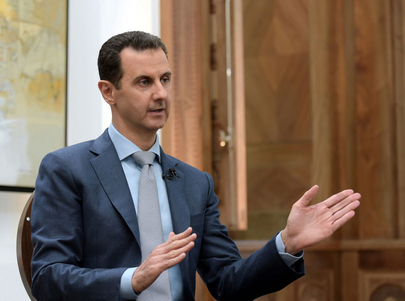 © Reuters. Syria's President Bashar al-Assad speaks during an interview with Yahoo News