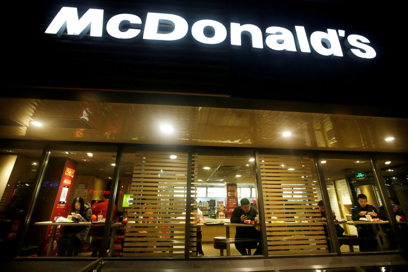 © Reuters. FILE PHOTO: Customers eat dinner at a McDonald's store in Beijing