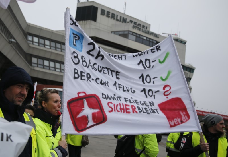 © Reuters. Airport workers of the Verdi union take part in a warning strike at Berlin Tegel airport