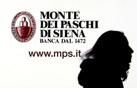 © Reuters. Un pubblicità del Monte dei Paschi a Milano