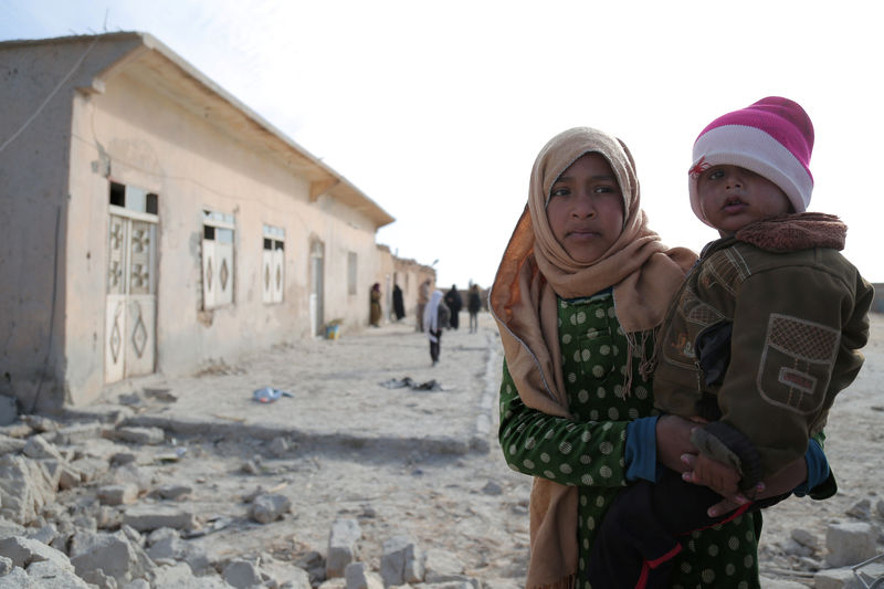 © Reuters. Residents return to Bir Said village after Syrian Democratic Forces took control of the area from Islamic State militants in northern Raqqa province