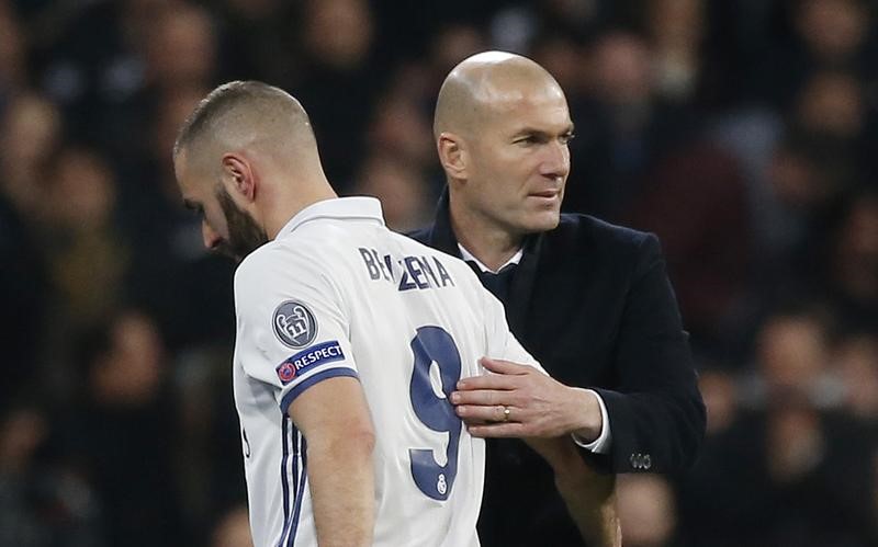 © Reuters. Real Madrid's Karim Benzema with Real Madrid coach Zinedine Zidane after he is substituted