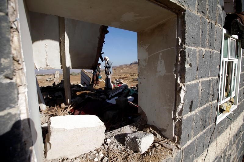 © Reuters. سكان: مقتل 9 نساء وطفل في هجوم على معزين باليمن