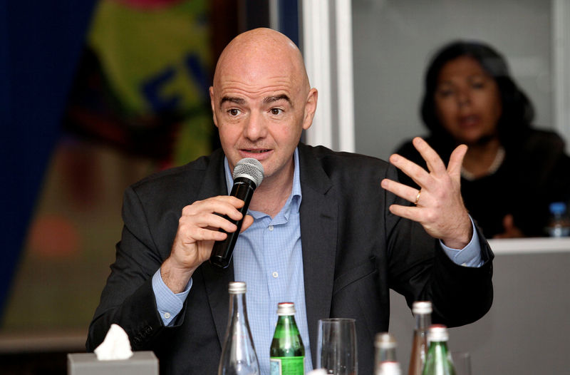 © Reuters. FIFA President Gianni Infantino gestures during a media roundtable in Doha