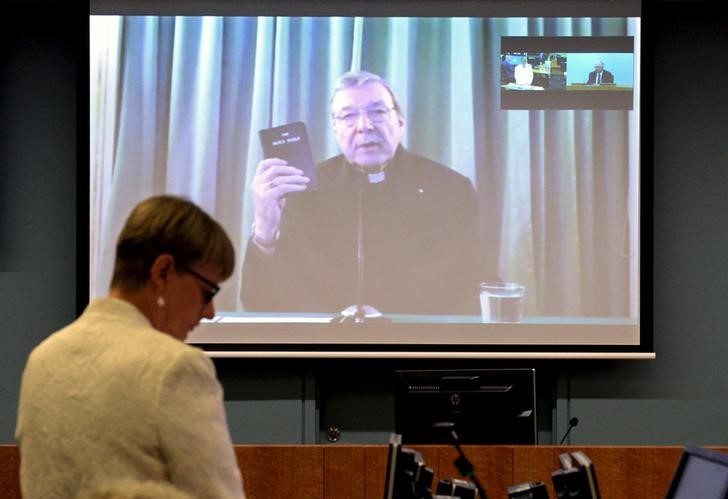 © Reuters. Procuradora Gail Furness durante teleconferência em Roma com cardeal australiano George Pell, que segura uma bíblia