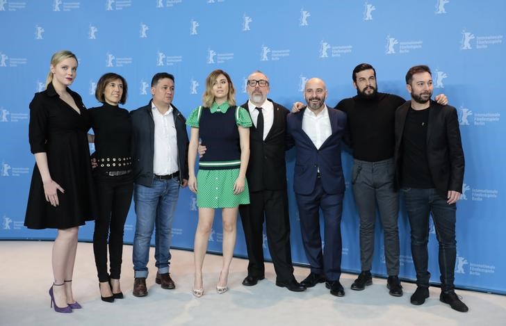 © Reuters. Elenco do filme espanhol "El Bar" no Festival Internacional de Cinema de Berlim