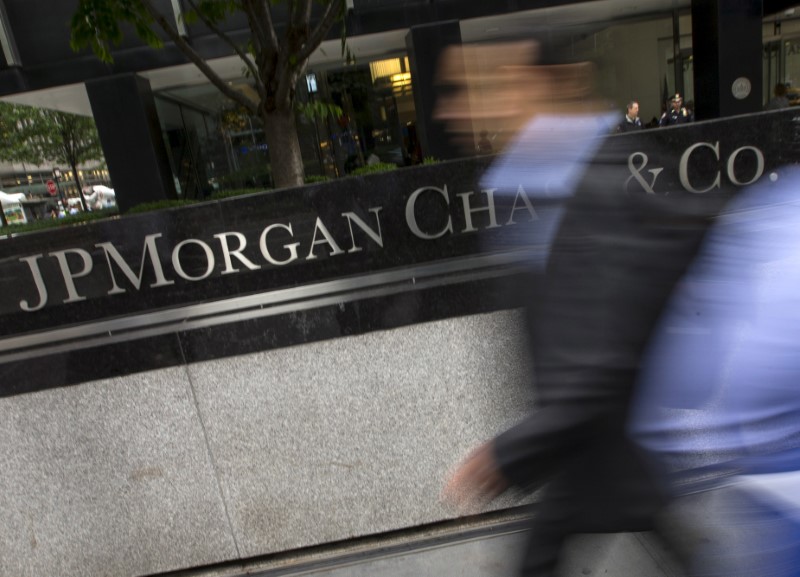 © Reuters. FILE PHOTO -  People pass the JP Morgan Chase & Co. Corporate headquarters in the Manhattan borough of New York